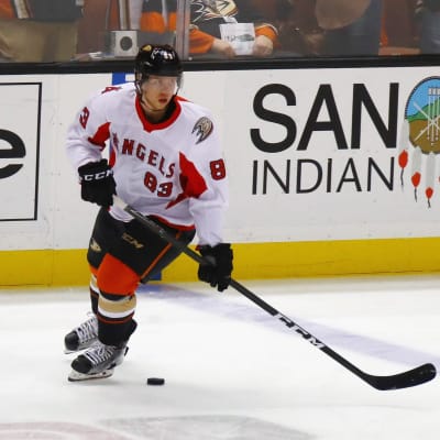 Kalle Kossila värmer upp inför sin NHL-debut med Anaheim Ducks.