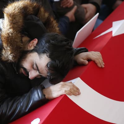 Sörjande anhörig vid begravningen av ett av offren för Istanbul-attacken. 1.1.2017