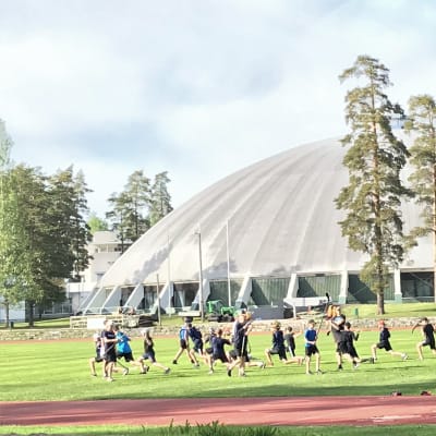 Nuoret harjoittelevat Suomen urheiluopistolla Vierumäellä