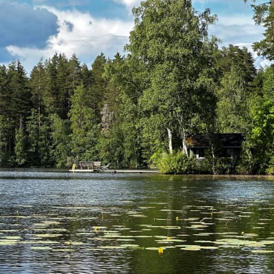 Kesämökki ja laituri järvenrannalla.