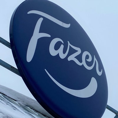 Fazer mainoskyltti Lahden tehtaanmyymälän katolla