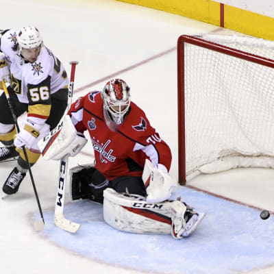 Erik Haula försöker överlista Braden Holtby.