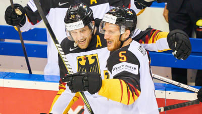 Leon Draisaitl och Korbinian Holzer är två av det tyska lagets fyra NHL-spelare.