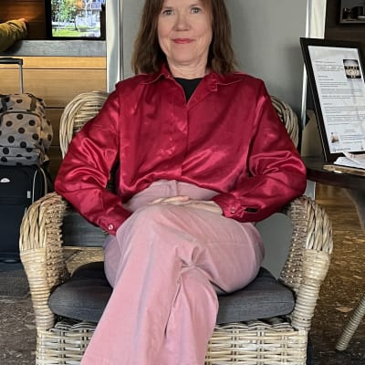 Rosa Liksom istuu tuolissa. 