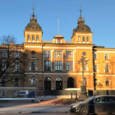 Oulun kaupungintalon julkisivu.