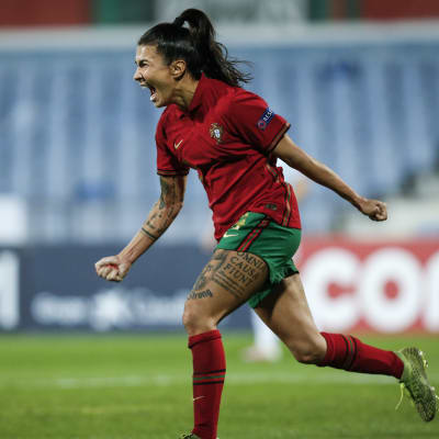 Portugals Ana Borges firar sitt 1–0-mål.
