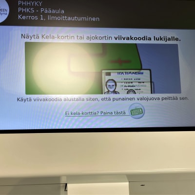Lähikuvassa on digitaalinen ilmoittautumisautomaatti Päijät-Hämeen keskussairaalan asiakkaille.