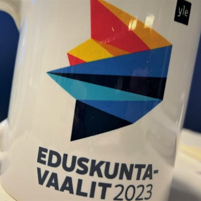Kahvimuki, jossa logo sekä teksti eduskuntavaalit 2023.