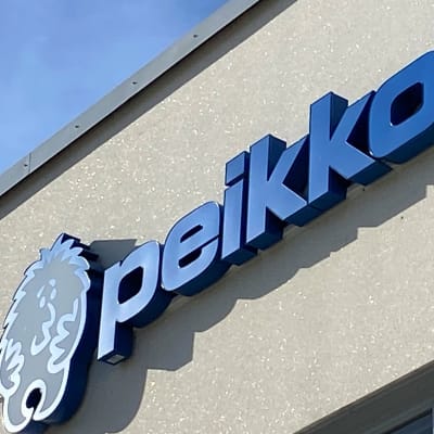 Peikko-yrityksen logo Lahden pääkonttorin seinässä