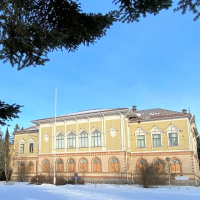 Heinolan entinen opettajankoulutuslaitos eli Seminaarirakennus lähikuvassa talvella