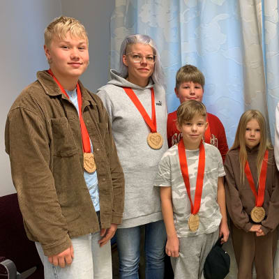 Oliver Rosenholm, Tiia Väätänen, Aaro Laitinen, Johannes Koponen, Hilla Koponen, Nico Hellsten ja Miska Huolman seisovat ja katsovat kameraan.