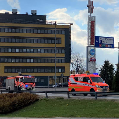 Paloauto ja pelastuslaitoksen toinen ajoneuvo ajavat hälytysvilkut päällä Lahden keskustassa. 