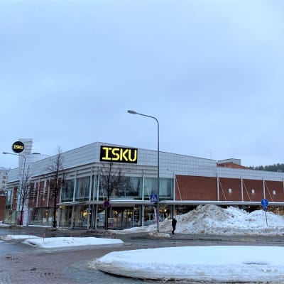 Matala punatiilinen liikerakennus seisoo talvisessa Lahdessa. Kyse Isku-myymälästä.
