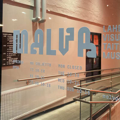 Visuuaalisten taiteiden Malva-museon ulko-ovi kuvattuna kadulta Lahdessa.
