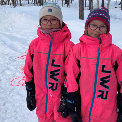 Mervi ja Maire Tervaniemi seivovat kotipihallaan Inarissa lumisessa pihassa.