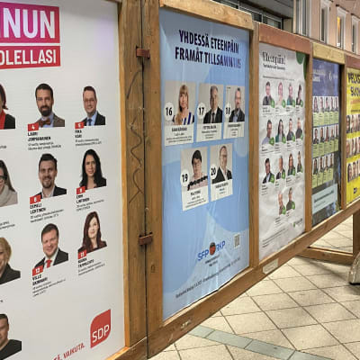 Eduskuntavaalimainokset seisovat mainostelineessä Lahden keskustassa.
