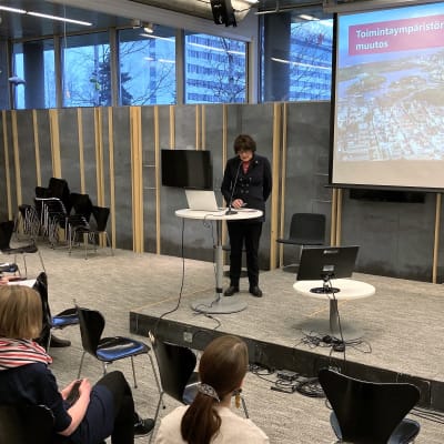 Oulun kaupunginjohtaja Päivi Lajaala esittelee tiedotustilaisuudessa Oulun digitaalisia palveluita.