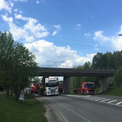 Raskas ajoneuvo on juttunut rautatiesiltaan Rovaniemellä.