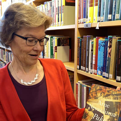 Kuhmon kirjastotoimenjohtaja Taina Hyvönen löysi lainaajan tilaaman kirjan.