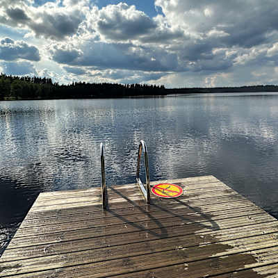 Laituri ja portaat uimarannalla.