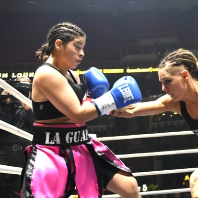 Suomen Eva Wahlström (punainen) otteli Argentinan Mayra Alejandra Gomezia vastaan Gatorade Fight Night -ammattinyrkkeilytapahtumassa Turussa lauantaina 6. toukokuuta 2017. 