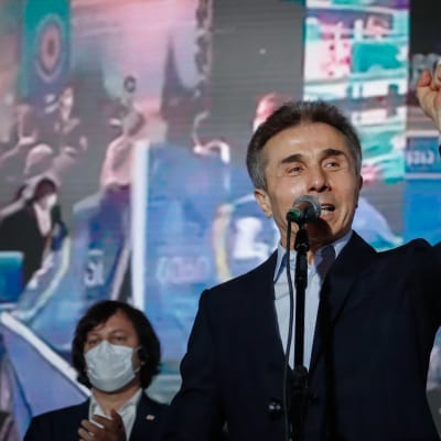 Världens rikaste georgier, mångmiljardären Bidzina Ivanisjvili utropade sitt parti Georgiska drömmen till valets segrare redan på lördag kväll innan resultatet hade klarnat.