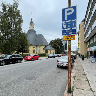 Pysäköityjä autoja Lappeenrannan keskustassa