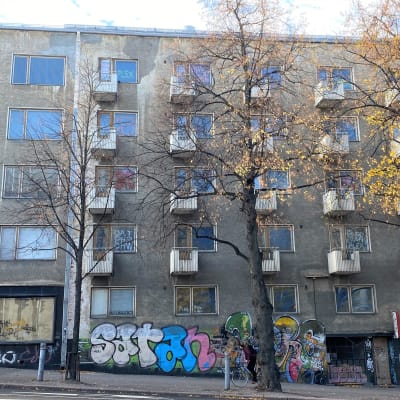 Viisikerroksinen kerrostalon julkisivu Lahdessa. Julkisivussa graffiteja ja muita töhryjä.