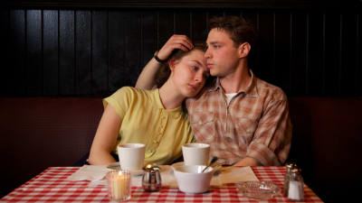 Saoirse Ronan och Emory Cohen i filmen Brooklyn