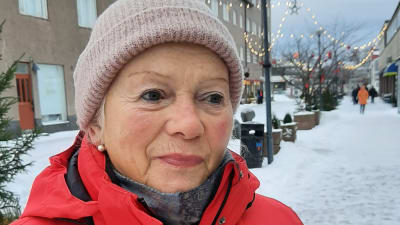 Elegant dam på Berggatan i Hangö