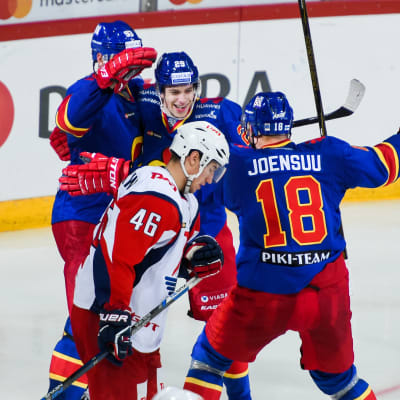 Jokerit firar mål.