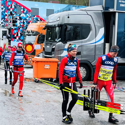 Sveitsiläisiä hiihtäjiä menossa harjoittelemaan Salpausselälle ennen vuoden 2023 kisoja.