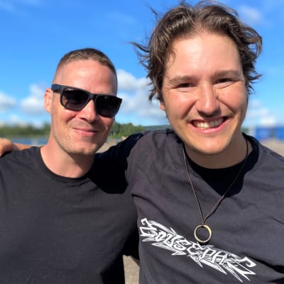 Lahtelaisen musiikkifestivaali Headlandin järjestäjät Jani Sutelainen ja Jori Routo katsovat kameraan ja hymyilevät.
