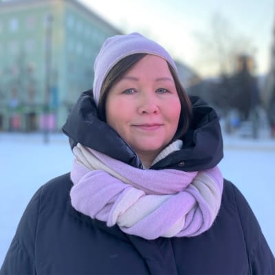 Lahden ympäristöpääkaupunkihankkeen johtaja MIlla Bruneau seisoo Lahden torilla ja katsoo kameraan. Talvi. Toppavaatteet päällä.
