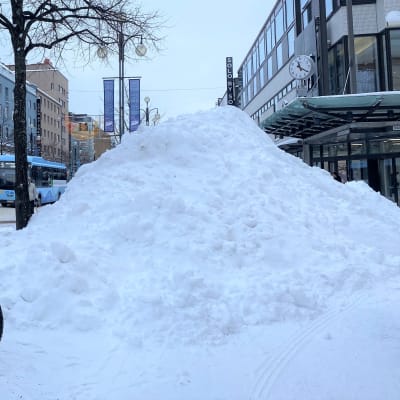 Lumikasa Lahden Sokoksen edustalla. Talvinen katumaisema, Aleksanterinkadulla auto ja bussi.