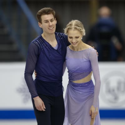 Matthias Versluis ja Juulia Turkkila hymyilevät jäällä suorituksensa jälkeen.