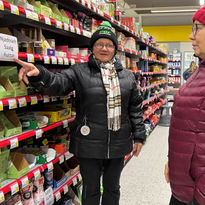 Inarilaiset Hilma Mustonen ja Elli Maaret Helander tutustuvat saamenkielisiin nimikyltiin - mauste, Inarin Salessa 25.10.2022.