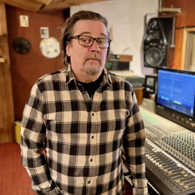 Mikko Tegelman seisoo studio Soundin miksauspöydän edessä