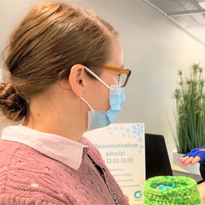 Lahden Ohjaamon työntekijät auttavat alle 30 vuotiaita työllistymään. Kaksi työntekijää juttelee palvelutiskllä. 