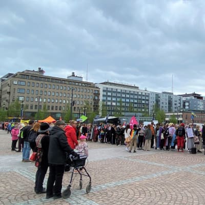 Människor på torget i Lahtis som deltar i en Prideparad. 