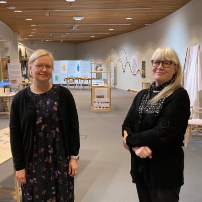 Hämeen ammattikorkeakoulun yliopettaja Päivi Laaksonen ja Lapin yliopiston professori Ana Nuutinen seisovat näyttelytilassa.