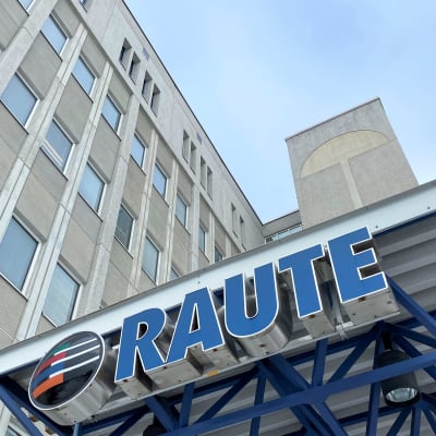 Raute-yhtiön pääkonttori Lahdessa. Kuvassa yhtiön sininen logokyltti ja toimistotornin ikkunoita. 