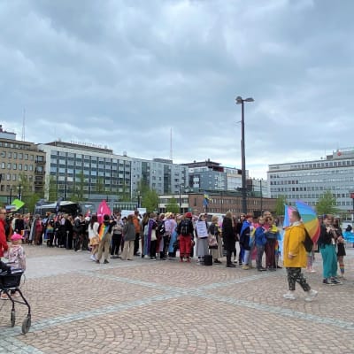 Människor på torget i Lahtis som deltar i en Prideparad. 
