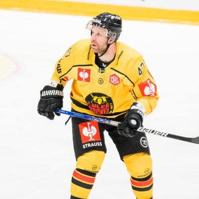 Leo Komarov spelar ishockey.