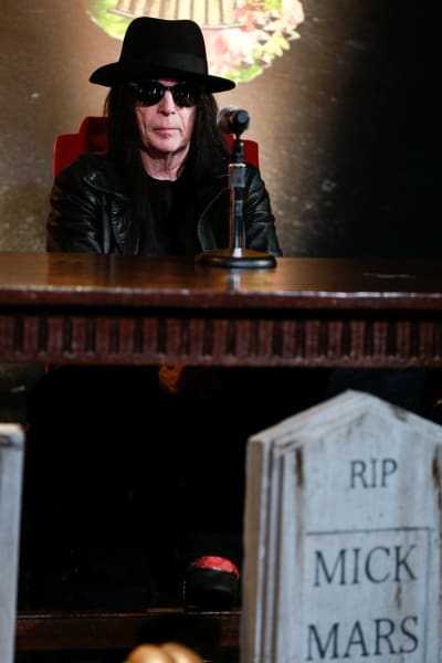 Mick Mars och gravsten av papp.