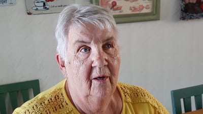 Christina Nuuttila är en av de äldre personer i Hangö som riskerade bli utan hemstädning.