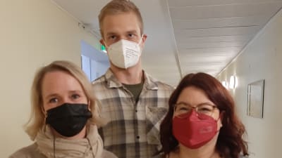 Ekenäs högstadieskolas antimobbningteam Mia Blomqvist och Jimmy Holmberg. Th rektor Maria Hatt.