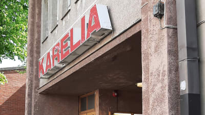 Gammal biosalong utifrån.