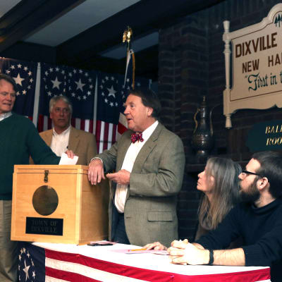 Rösterna i presidentvalet räknas i Dixville Notch i USA under presidentvalet 2016.