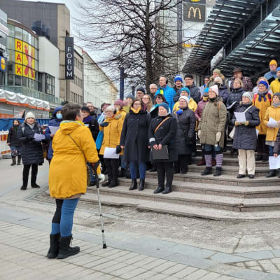 Kuorolaisia Ukrainan tueksi järjestetyssä laulutempauksessa Jyväskylän ydinkeskusta Kompassilla.